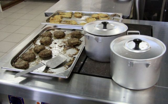 Недалеко до отравлений: чем и как кормят детей в Прикамье