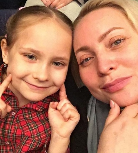 Пермякова и её дочь записали видеообращение для подписчиков в связи с коронавирусом